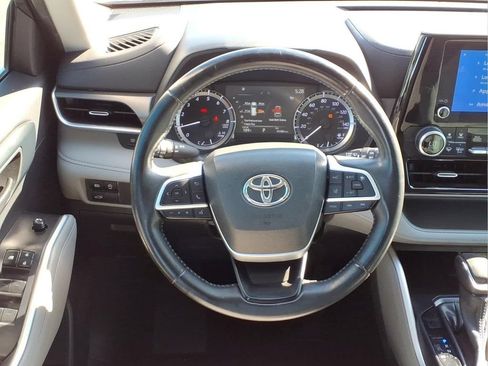 Used 2023 Toyota Highlander LE FWD image 17