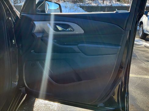 Used 2023 Chevrolet Traverse LT w/ Rear Camera Mirror Package image 12