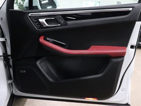 Used 2020 Porsche Macan image 22