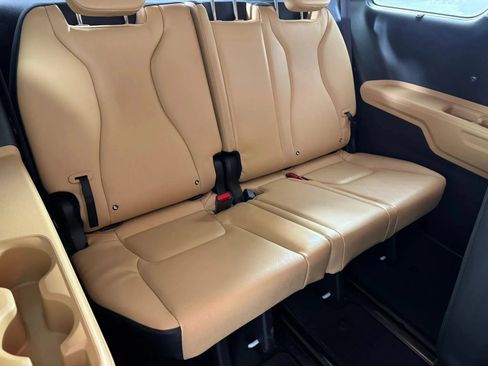 Used 2024 Kia Carnival EX FWD image 36