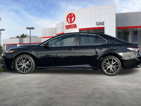 Used 2022 Toyota Camry SE image 8