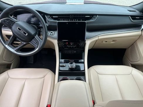 Used 2024 Jeep Grand Cherokee Limited AWD/4WD image 18