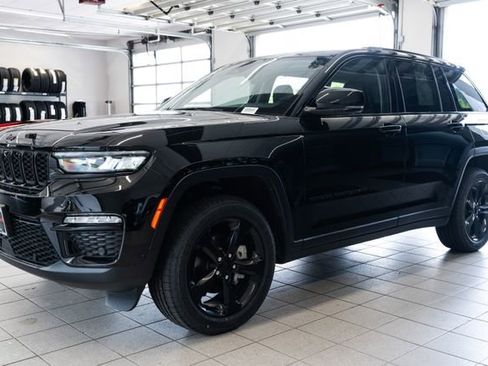 Used 2023 Jeep Grand Cherokee Limited w/ Luxury Tech Group II AWD/4WD image 3
