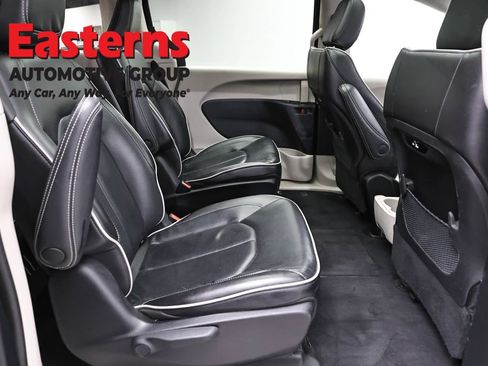 Used 2023 Chrysler Pacifica Limited FWD image 24