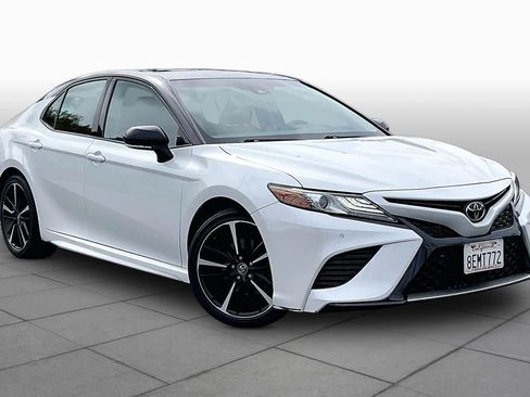 Used 2018 Toyota Camry XSE FWD image 2