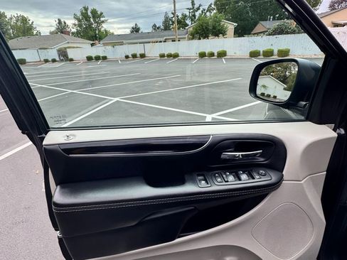 Used 2017 Dodge Grand Caravan SXT image 27