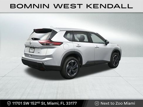 Used 2024 Nissan Rogue SV image 5
