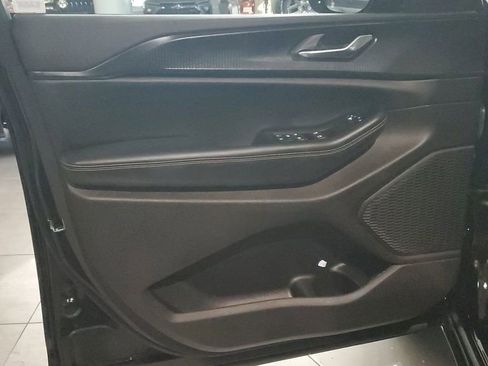 Used 2025 Jeep Grand Cherokee Altitude image 19