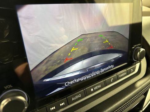 Used 2023 Nissan Rogue SV image 17