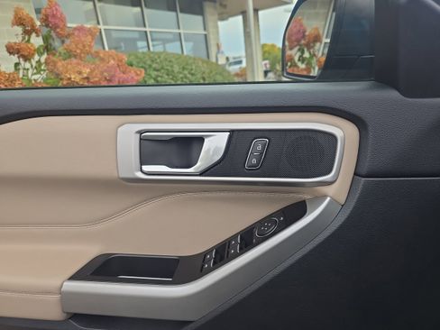 Used 2022 Ford Explorer XLT image 15