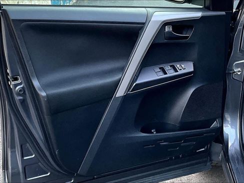 Used 2018 Toyota RAV4 LE image 21