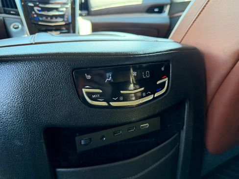 Used 2019 Cadillac Escalade Premium Luxury AWD/4WD image 17