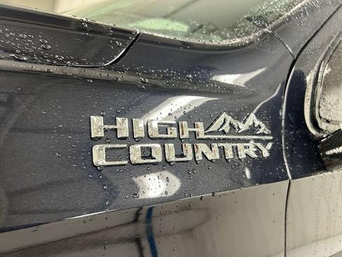 Used 2025 Chevrolet Suburban High Country AWD/4WD image 27