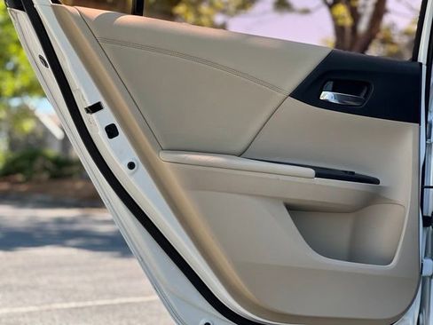 Used 2017 Honda Accord Touring image 13