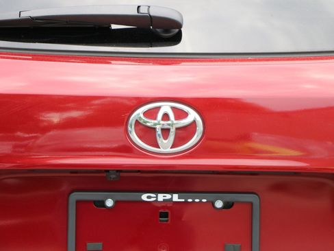 Used 2024 Toyota Highlander XLE AWD/4WD image 5