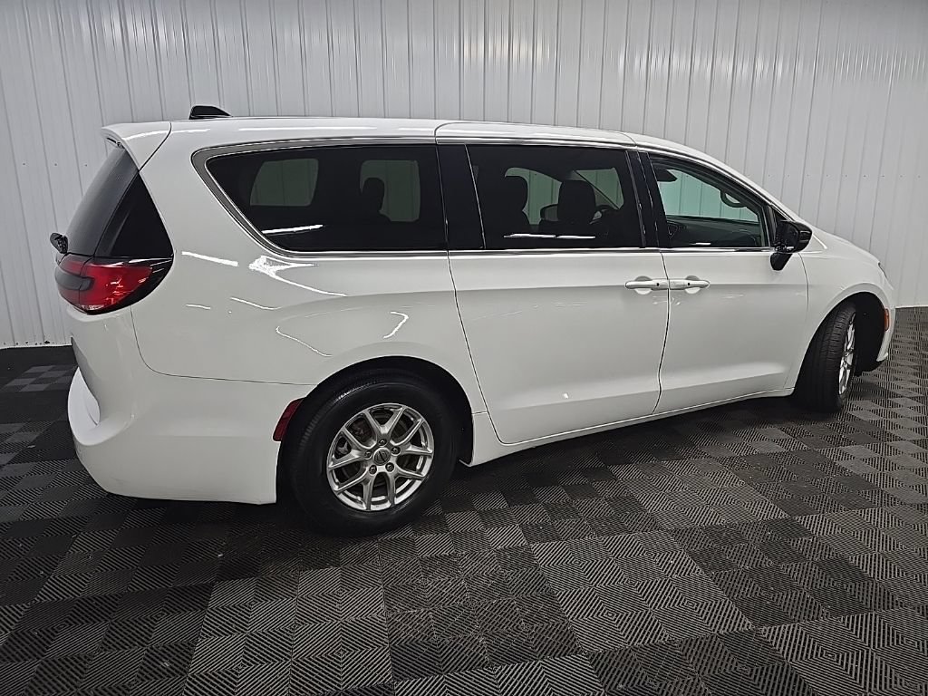 Used 2024 Chrysler Pacifica Touring-L FWD image 3