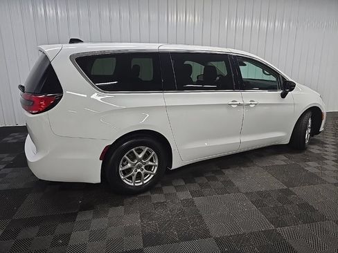 Used 2024 Chrysler Pacifica Touring-L FWD image 3