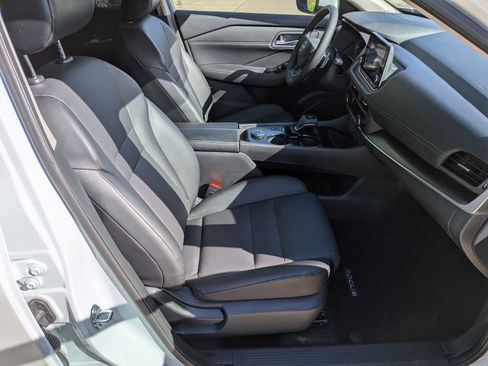 Certified 2025 Nissan Rogue SV w/ SV Premium Package AWD/4WD image 31