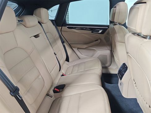 Used 2025 Porsche Macan image 26