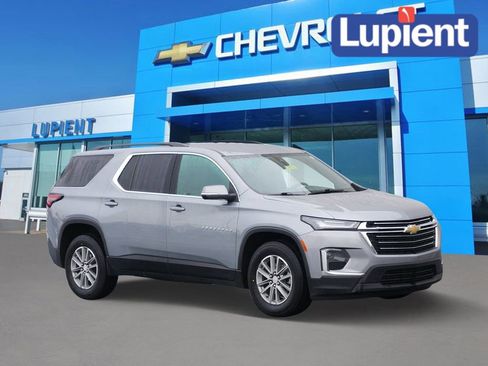 Used 2023 Chevrolet Traverse LT image 1