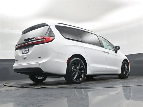 New 2026 Chrysler Pacifica Select image 40