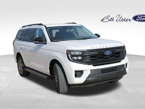 New 2026 Ford Expedition Active image 2