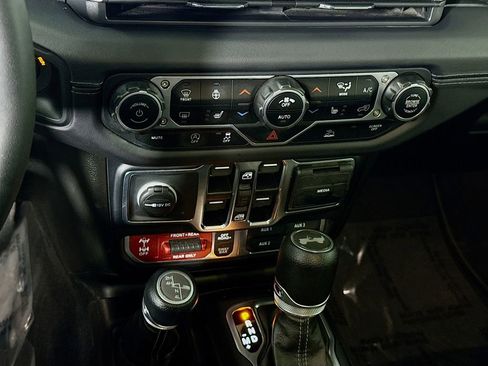 Used 2025 Jeep Wrangler Unlimited Rubicon w/ Convenience Group AWD/4WD image 8