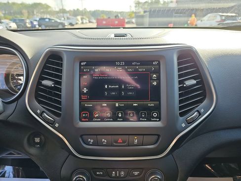 Used 2023 Jeep Cherokee Altitude Lux image 25