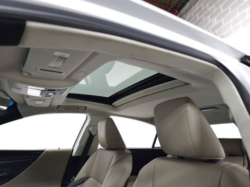 Used 2021 Lexus ES 300h w/ Accessory Package 2 FWD image 16