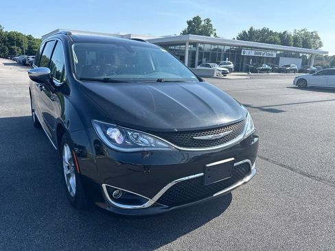 Used 2019 Chrysler Pacifica Limited FWD image 1