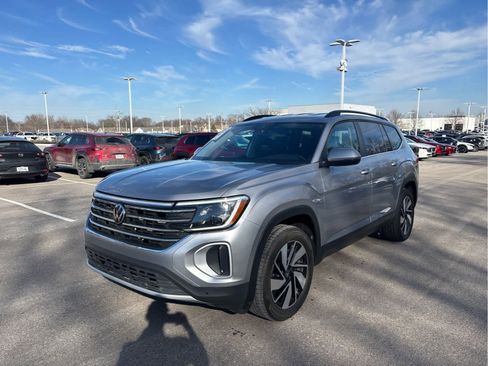 Used 2024 Volkswagen Atlas SE image 2