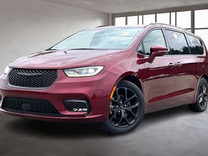 Used 2021 Chrysler Pacifica Touring-L w/ Uconnect Theater Family Group