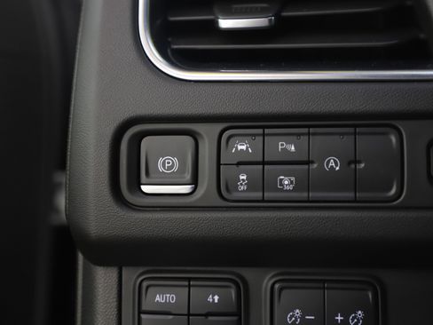 Used 2023 GMC Yukon XL SLT w/ SLT Premium Package image 32