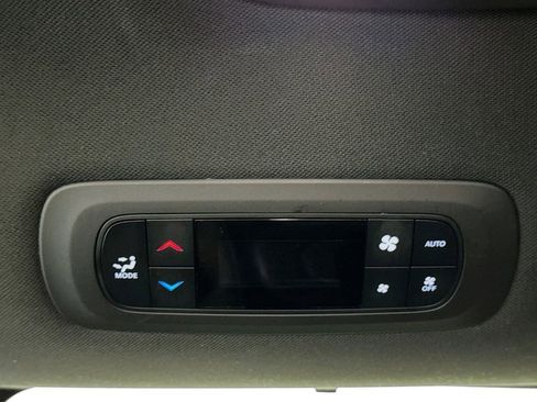 Used 2025 Chrysler Pacifica Select image 24