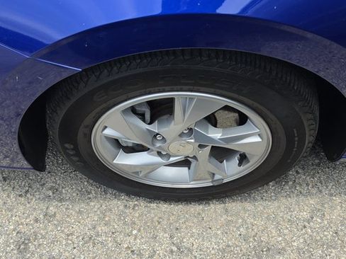 Used 2021 Hyundai Elantra SE FWD image 4