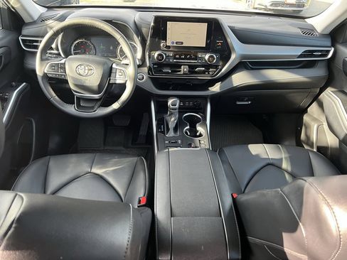 Certified 2024 Toyota Highlander XLE image 17