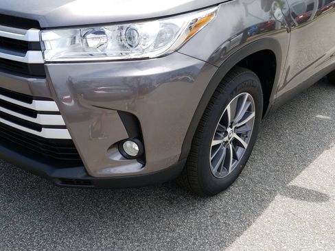 Used 2019 Toyota Highlander XLE FWD image 11