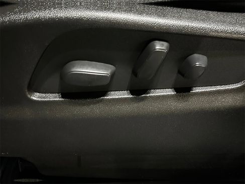 Used 2022 Cadillac XT4 Luxury w/ Cold Weather Package image 10