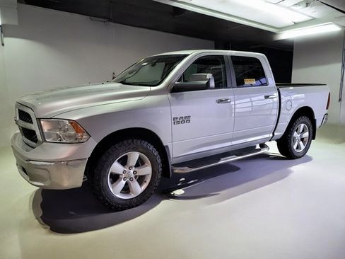 Used 2018 RAM 1500 Classic SLT image 14