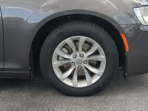 Used 2022 Chrysler 300 Touring RWD image 11