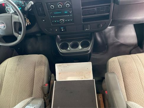 Used 2017 GMC Savana 3500 image 17