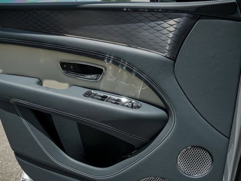 New 2025 Bentley Bentayga image 31