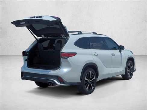 Used 2021 Toyota Highlander XSE FWD image 9