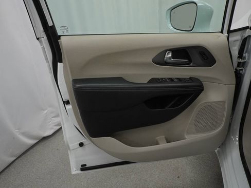 Used 2022 Chrysler Pacifica Touring-L AWD/4WD image 37