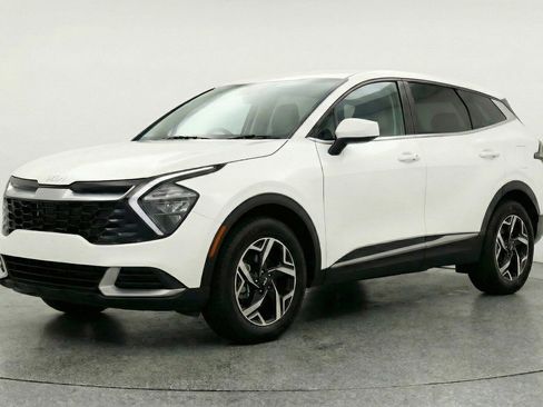 Used 2025 Kia Sportage LX image 3