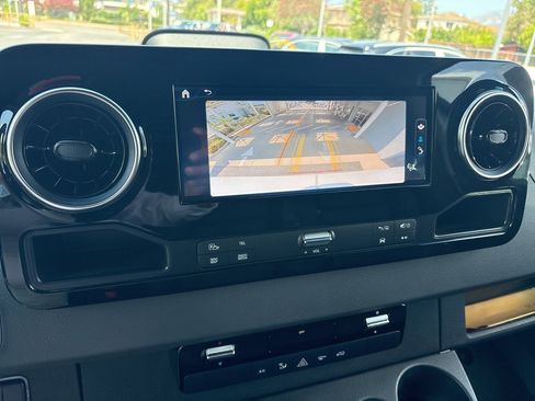Used 2025 Mercedes-Benz Sprinter 2500 image 9