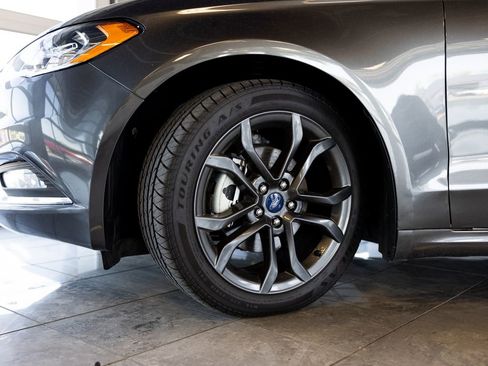 Used 2018 Ford Fusion SE w/ Equipment Group 201A FWD image 9