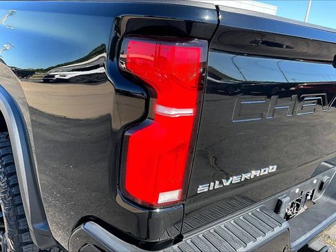 Used 2024 Chevrolet Silverado 2500 ZR2 w/ Technology Package AWD/4WD image 32