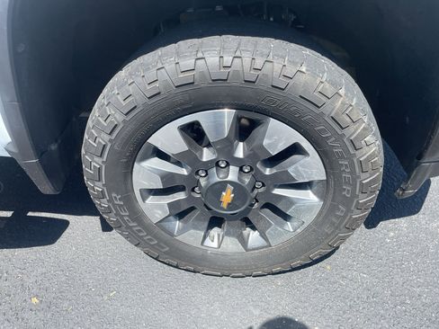 Used 2022 Chevrolet Silverado 2500 Custom w/ Custom Value Package AWD/4WD image 16