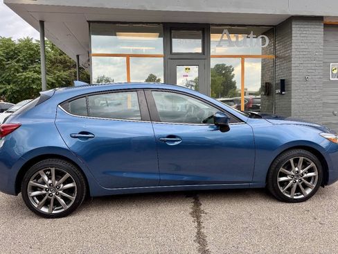 Used 2018 MAZDA MAZDA3 Touring FWD image 2
